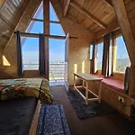Lushtree Backpackers - Hostel & Cafe
