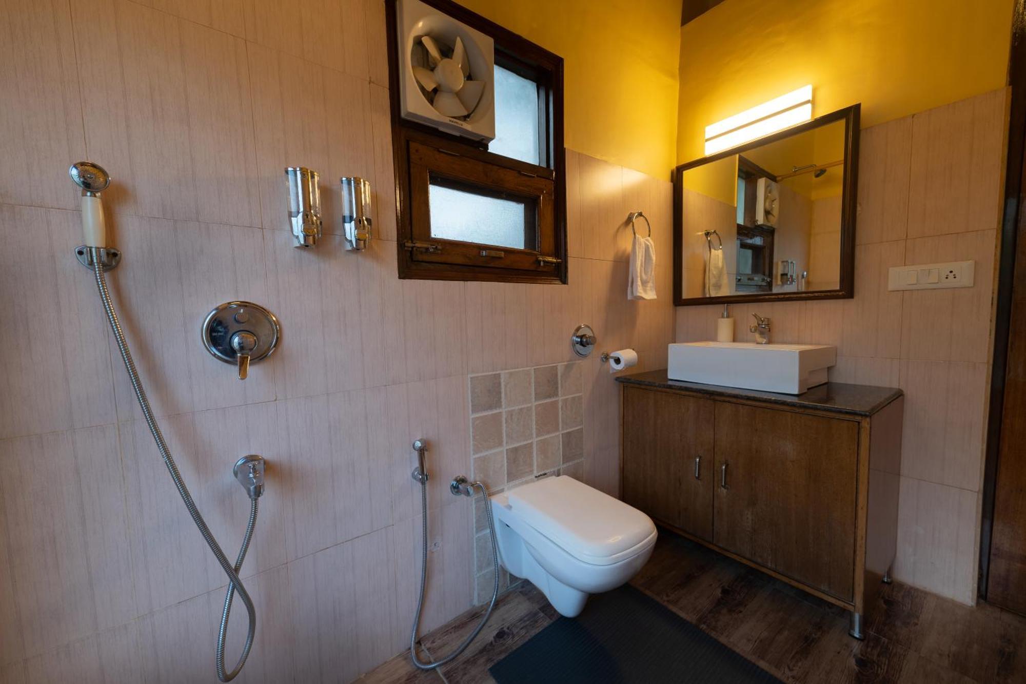 Saffronstays The Clairmont Cottage,mukteshwar Villa