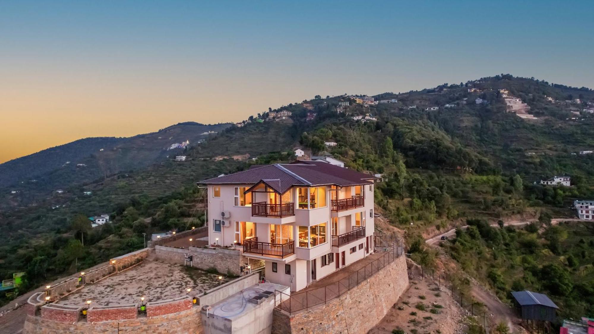 Saffronstays Ridgeview Manor Villa *