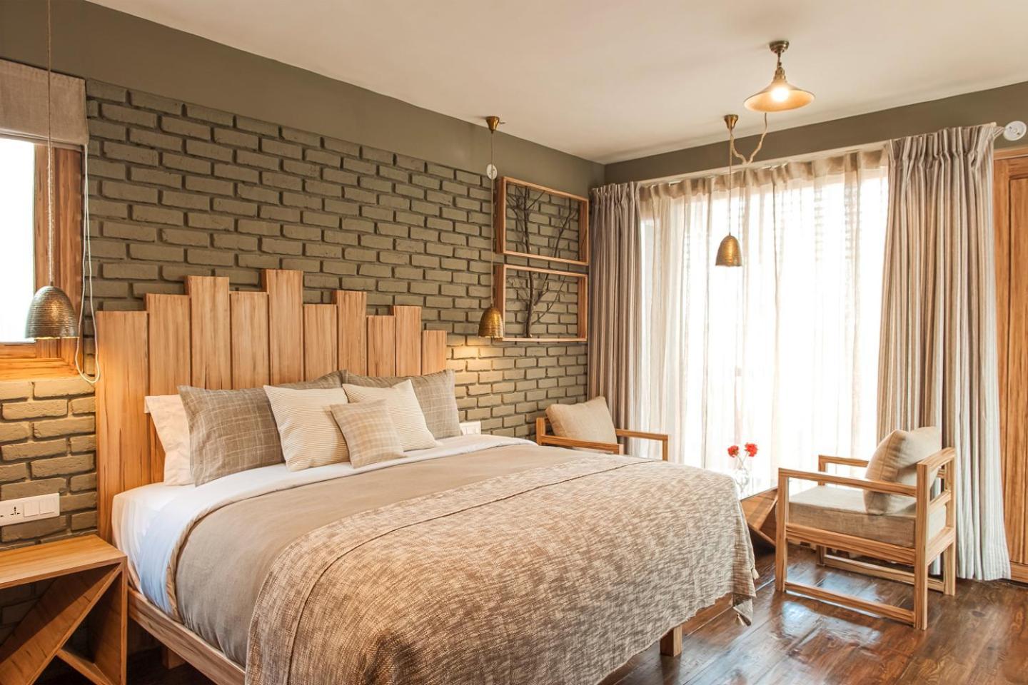 The Birdcage, Hotel *