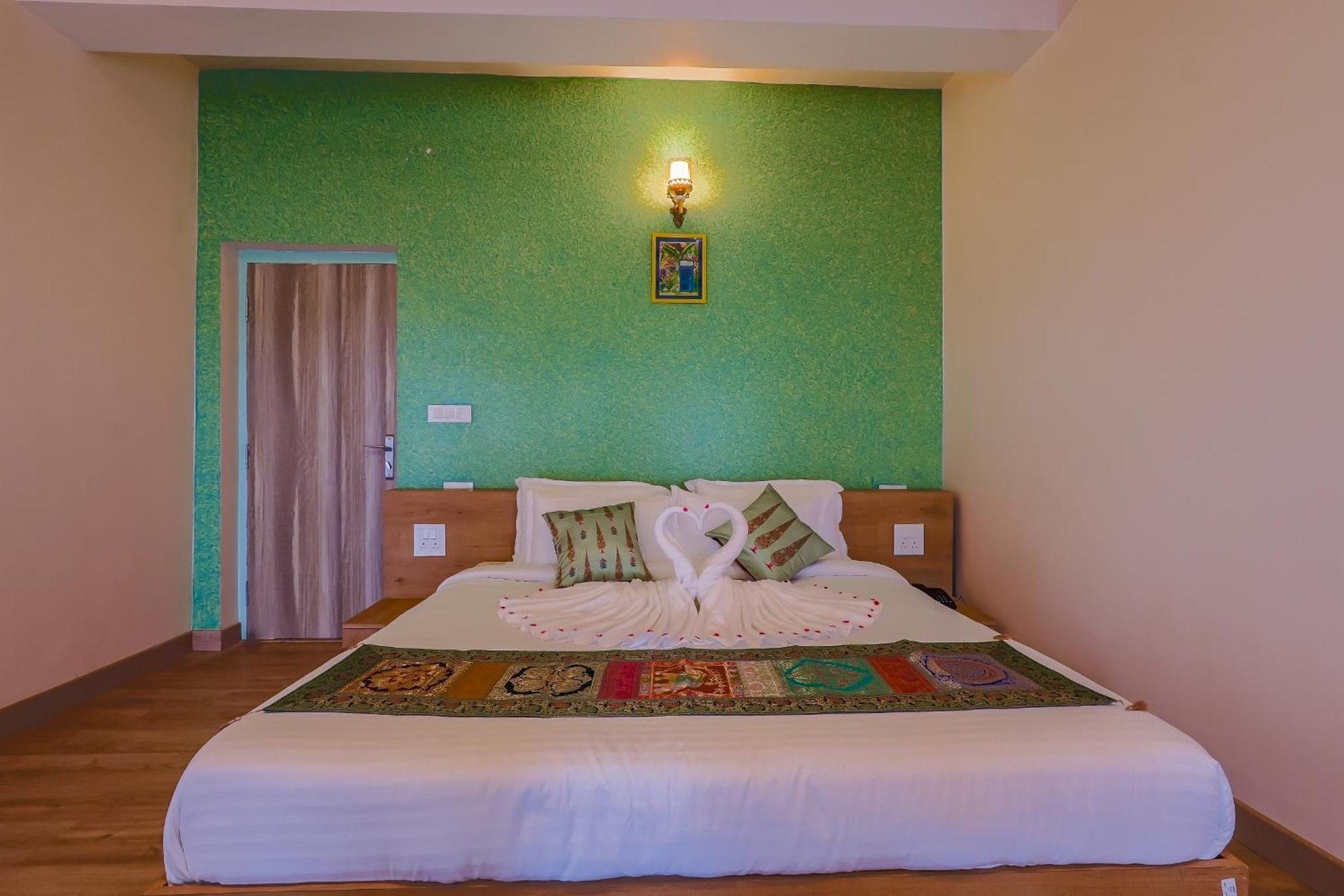 Hotel Adrushya Estates Luxury Suites, 3*