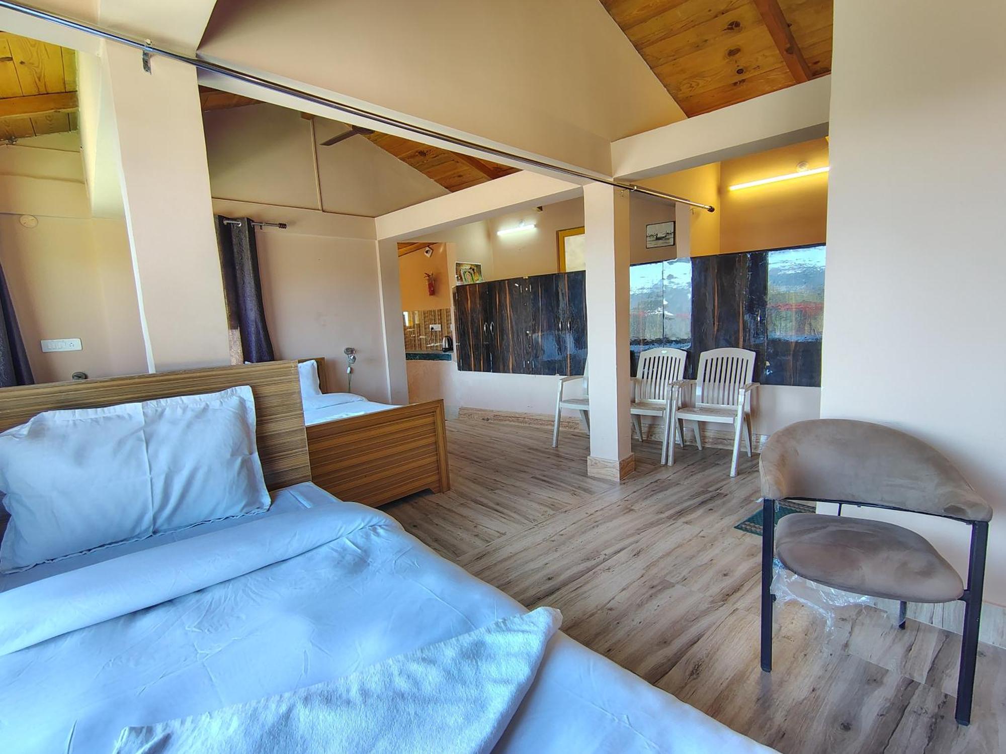 Hotel Commander