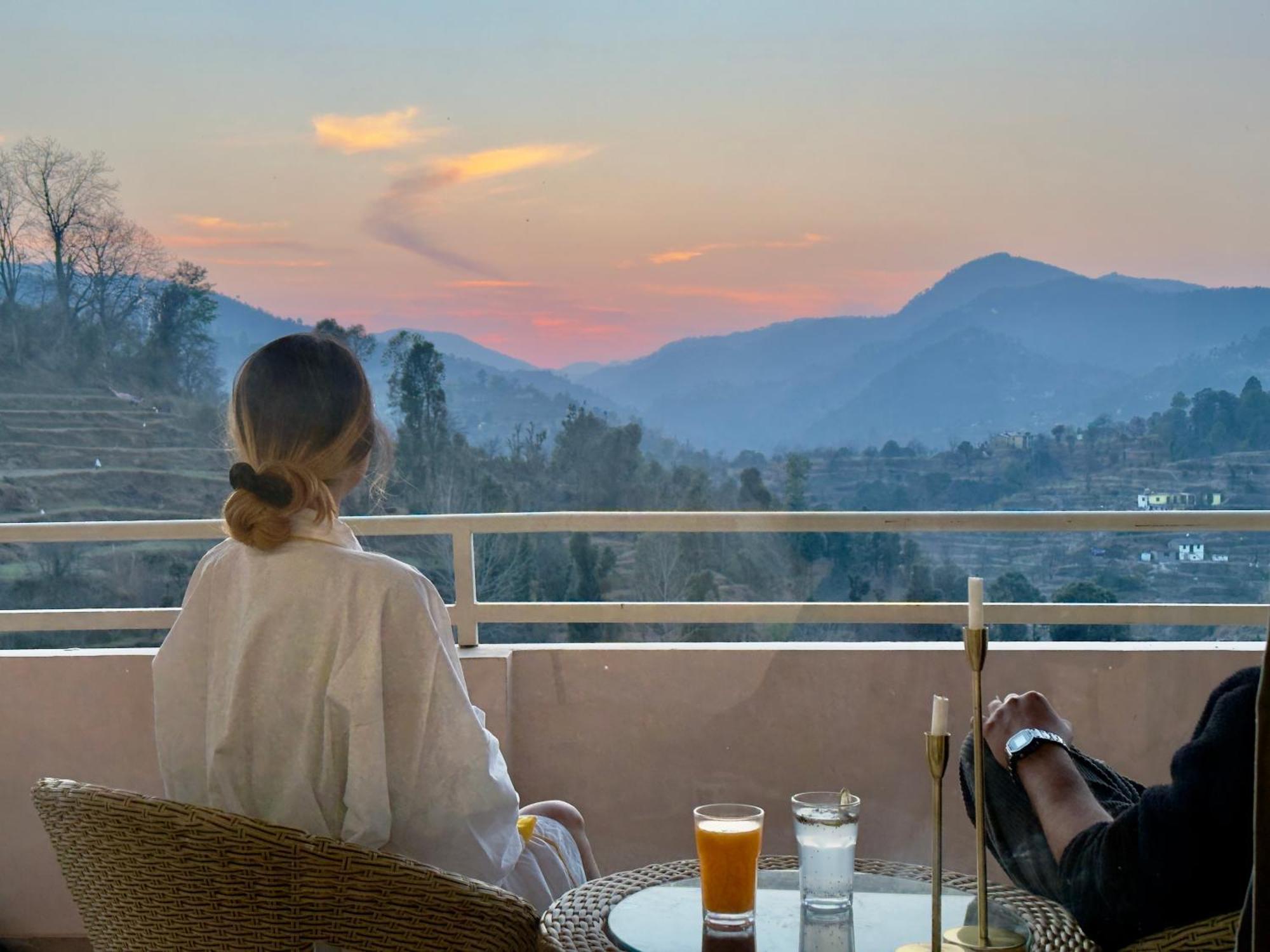 Nazaara -thhpsociety - - Witness The View From Your Bed Homestay Mukteshwar