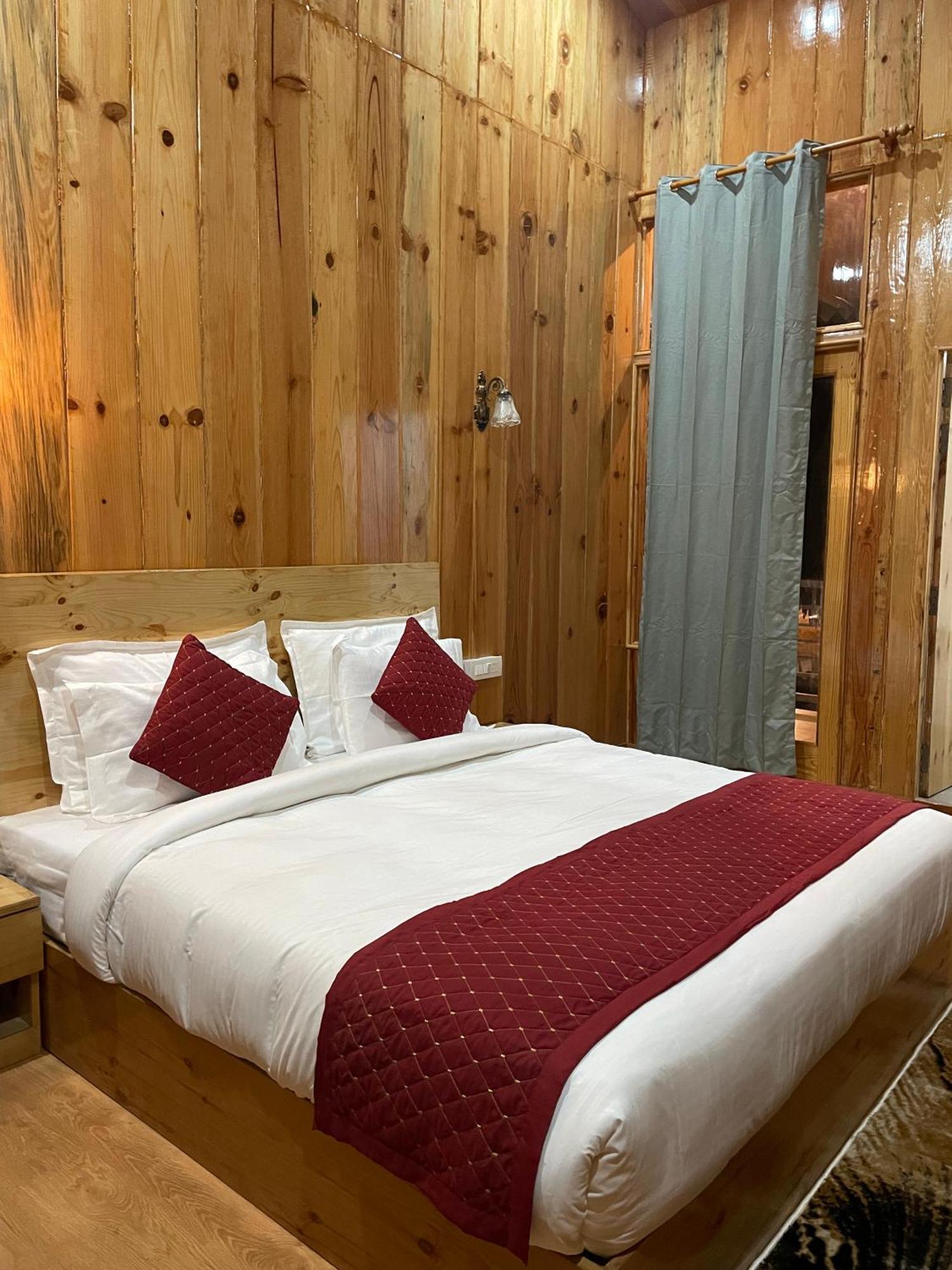 The Golden Castle 3* Mukteshwar