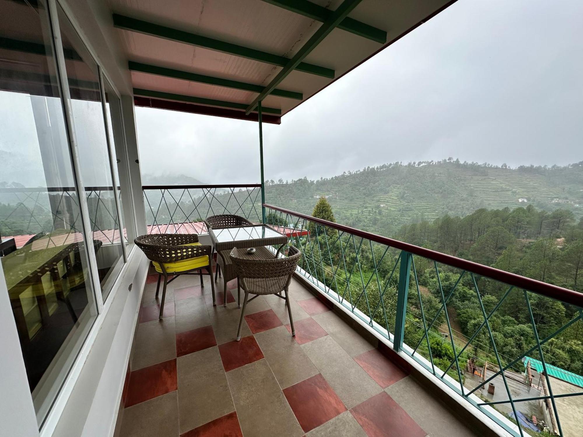 Hotel Adrushya Estates Luxury Suites, Mukteshwar