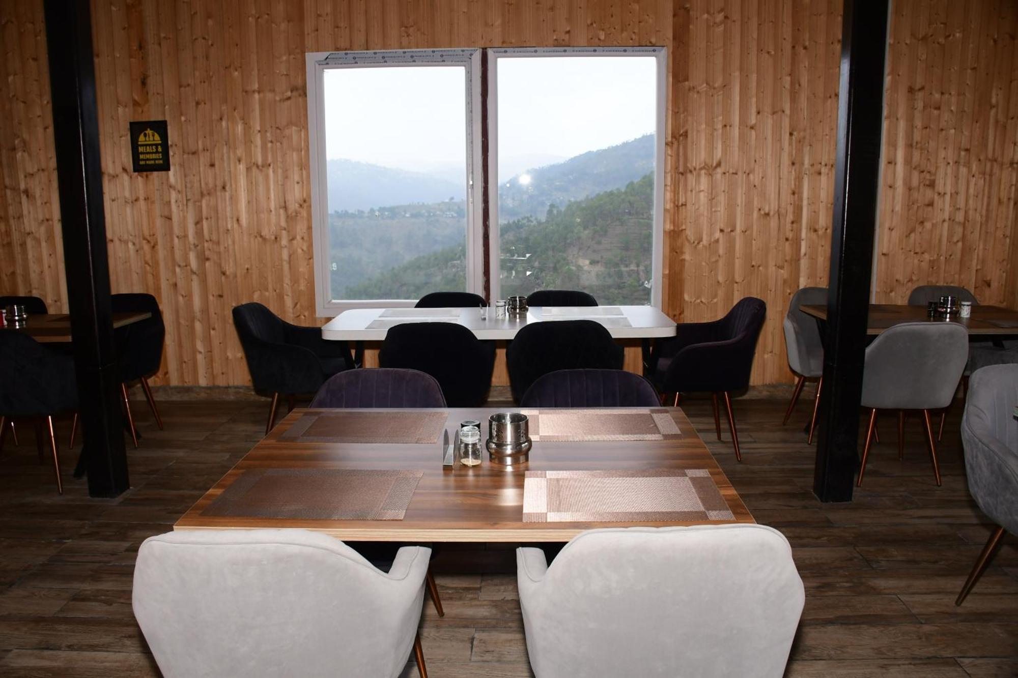 Pine Country Hotel Mukteshwar