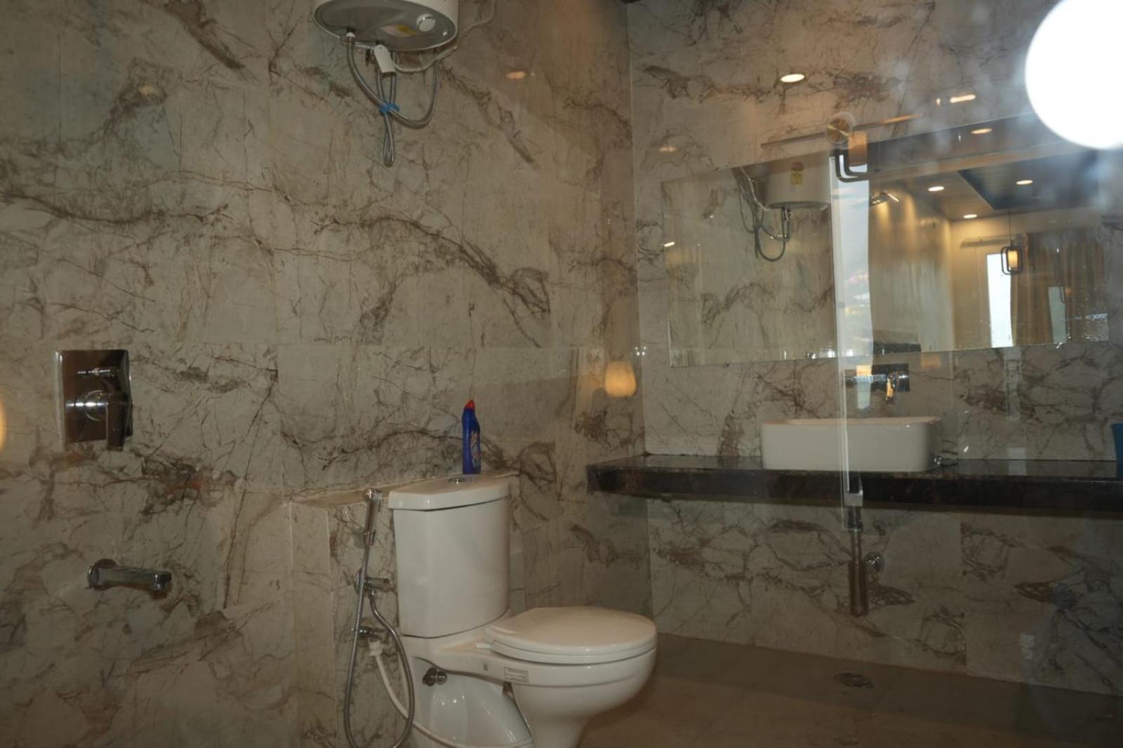 Oak Mounts Hotel 3*